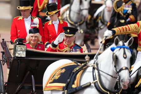 Charles III. und Camilla bei Geburtstagsparade "Trooping the Colour" in offener Kutsche