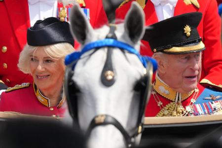 Der britische König Charles III. und Königin Camilla fahren in einer offenen Kutsche zurück zum Buckingham Palace während der "Trooping the Colour", der jährlichen Geburtstagsparade des Königs.