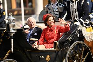 Eine Kutschfahrt darf bei einem royalen Jubiläum nicht fehlen. Drin: das Goldhochzeitspaar, König Carl XVI. Gustaf (links) und Königin Silvia (rechts). 