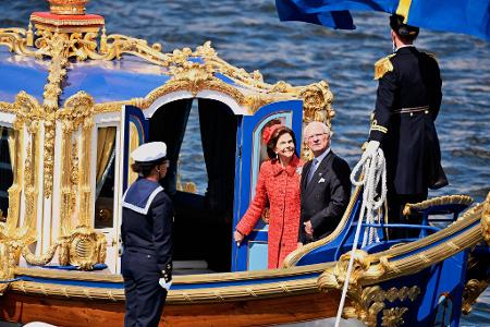 König Carl XVI. Gustaf (2. v. rechts) und Königin Silvia (2. v. links) fahren zur Goldhochzeit auch mir der königlichen Barkasse 