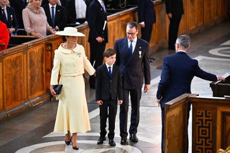 Auch die Familie von Kronprinzessin Victoria (links) kam zum Gottesdienst. Nur Tochter Estelle fehlte - sie ist gerade auf einer Sprachreise.