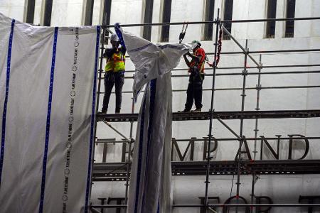Arbeiter haben laut dem Kennedy Center Trumps Namen von der Fassade der Kultureinrichtung entfernt. 