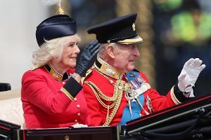 "Trooping the Colour": Camilla glänzt im roten Garde-Look
