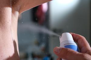 Die Achsel muss safe sein: Ein Mann sprüht Deodorant auf seine Achselhöhle. (Symbolbild)