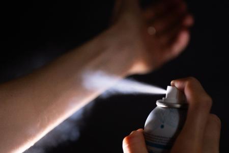 Wer ganz sicher eine Deo-Aura haben will, sprüht es nicht nur auf die Achseln, auf Haare oder Brust, sondern auch aufs Handgelenk. (Symbolbild)