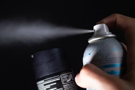Für viele das Schönste, für andere ganz schrecklich, weil penetrant: Sprühnebel aus einer Deo-Dose. (Symbolbild)