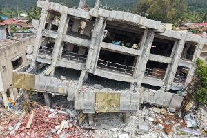 Zerstörte Häuser, Straßen und Brücken, eine steigende Zahl von Toten: Die Folgen des starken Erdbebens vor fast einer Woche sind auf der philippinischen Insel Mindanao nach wie vor dramatisch.