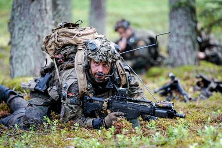 Die Panzergrenadiere arbeiten sich vor.