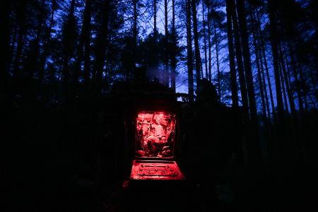 In der Nacht wird im Wald gelagert.