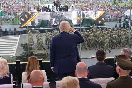An seinem 79. Geburtstag verfolgte Trump eine Militärparade in Washington. (Archivbild)