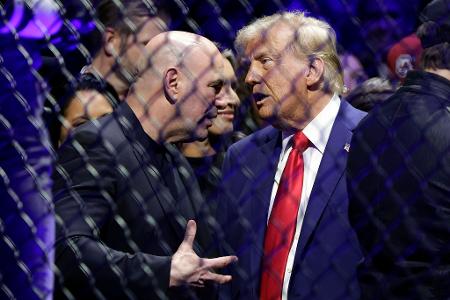 UFC-Boss Dana White (l.) ist ein glühender Anhänger des US-Präsidenten. (Archivbild)