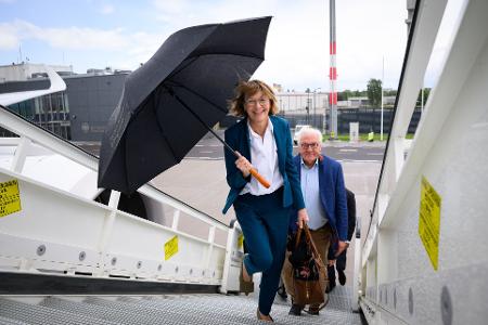 Mit Schrim zum Flieger - Steinmeier und Büdenbender brechen zu Asien-Reise auf