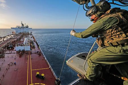 Britische Streitkräfte haben ein Schiff geentert, das zur russischen Schattenflotte gehören soll. (Handout)