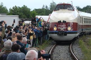 Willkommensfest für einen Zug-Oldtimer: Zahlreiche Schaulustige haben in Radebeul den historischen Schnellzug in Empfang genommen. 