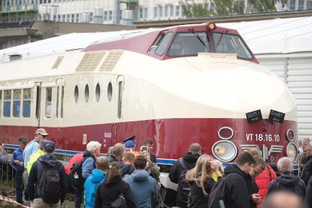 Der einstige Prestigezug der Deutschen Reichsbahn fährt in den Bahnhof in Radebeul-Ost ein. 
