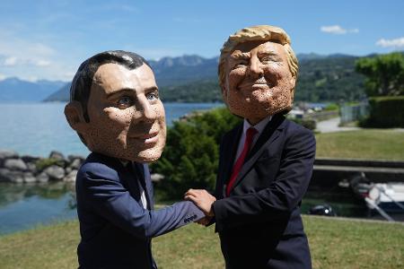 Die satirischen "Riesenköpfe" der G7-Staats- und Regierungschefs von Oxfam, die den französischen Präsidenten Emmanuel Macron (l) und US-Präsident Donald Trump darstellen, stehen in Evian-les-Bains, im Vorfeld des G7-Gipfels, der vom 15. bis 17. Juni in Frankreich stattfinden soll.