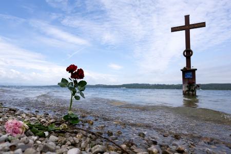 140 Jahre nach dem Tod von König Ludwig II. gedachten Königstreue am Starnberger des Herrschers. 