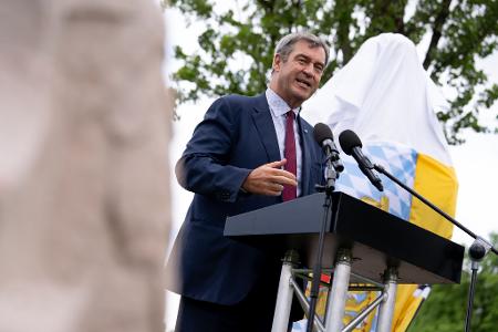 Bayerns Ministerpräsident Markus Söder (CSU) nimmt an der Enthüllung eines Denkmals anlässlich des 140. Todestages des bayerischen 