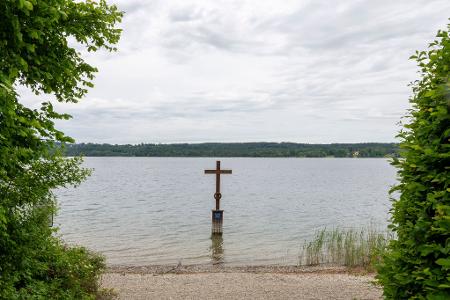 Ein Kreuz im Starnberger See markiert die Stelle, an der König Ludwig II. vor 140 Jahren tot gefunden wurde.