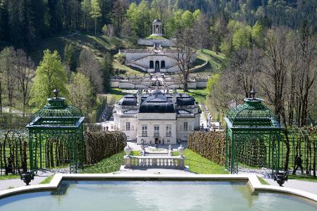 Schloss Linderhof zählt wie andere Schlösser Ludwigs zum Welterbe. (Archivbild) 