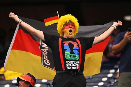 Fußball, Männer: WM, Deutschland - Curaçao, Vorrunde, Gruppe E, 1. Spieltag, Houston-Stadion. Ein Deutschland-Fan macht Stimmung vor dem Spiel. 