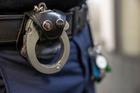 Drei Jugendliche im Alter zwischen 14 und 16 Jahren befinden sich in Polizeigewahrsam. (Symbolbild) 