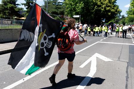Im Protestzug sind viele Palästinenserflaggen zu sehen.