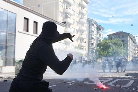 In Genf kommt es bei Protesten gegen den G7-Gipfel in Évian zu Auseinandersetzungen zwischen Demonstranten und der Polizei.