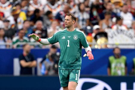 TOR: Manuel Neuer - Note: 3,0 - Meldete sich rechtzeitig für den WM-Auftakt fit, musste aber erwartungsgemäß keine Gala abliefern. Wäre beim 1:1 wohl zur Stelle gewesen, wenn Kimmich den Schuss nicht abgefälscht hätte. Seine Kopfballabwehr an der Mittellinie versprühte nach der Pause einen Hauch von 2014.