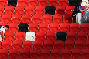 Mit prominenter Unterstützung: Japan-Fans räumen Tribüne auf