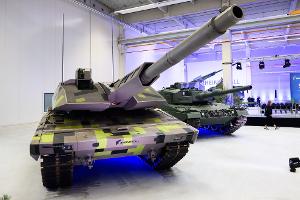 Rheinmetall-Panzer bei einer firmeneigenen Show im Werk in Unterlüß, vorne der Panther-Kampfpanzer. Der dürfte auch auf der Eurosatory zu sehen sein. (Archivbild)