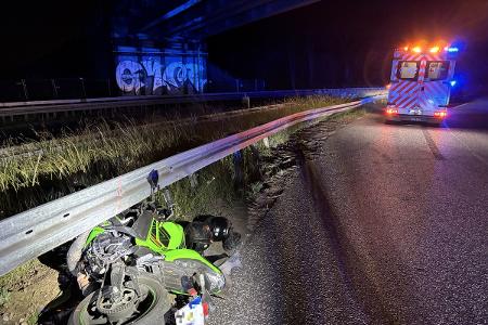 Das Motorrad des 20-Jährigen an der Unfallstelle.