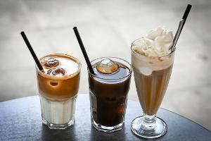 Kaffeekonzentrat kann man mit Milch oder Wasser verlängern und mit Eiswürfeln oder Sahne servieren - die Möglichkeiten sind vielfältig. (Archivbild)