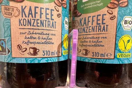 Flaschen mit Kaffeekonzentrat stehen in einem Drogeriemarktregal. (Archivbild)