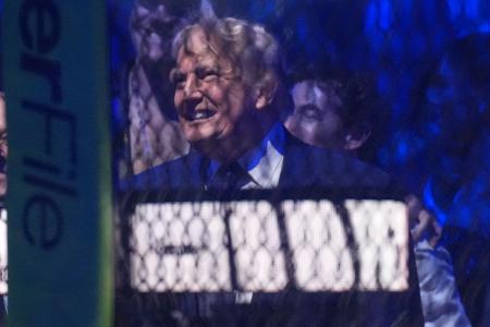 Trump betrachtet das Event aus nächster Nähe. 