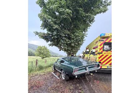 © Feuerwehr Dresden
Der PKW kollidierte mit einem Baum, nachdem er von der Fahrbahn abgekommen war.