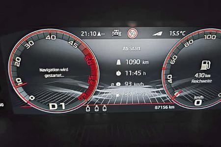 Digitales Kombiinstrument eines Skoda Karoq 2.0 TDI Sportline 4x4, Modelljahr 2025, mit Anzeige von Geschwindigkeit, Drehzahl, Navigation und Fahrdaten.