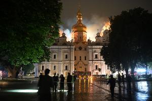 Flammen züngeln aus dem Dach unter den vergoldeten Kuppeln der Mariä-Entschlafens-Kathedrale. 