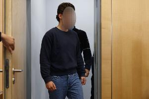 Der Angeklagte betritt den Gerichtssaal.