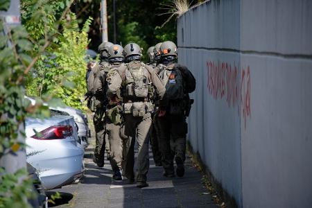 Polizisten in Spezialausrüstung sind am Tattag Anfang September 2025 in Essen im Einsatz. (Archiv)