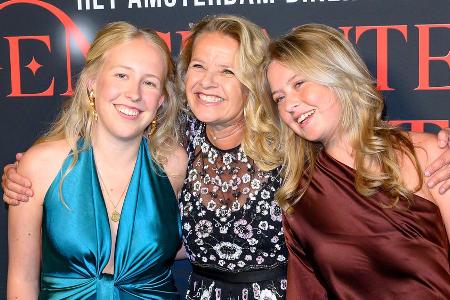 Prinzessin Mabel strahlt mit Töchtern beim Amsterdam Diner