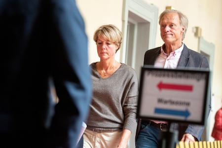 Christina Block und ihr Lebensgefährte Gerhard Delling auf dem Gerichtsflur.