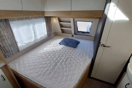 französisches Bett, Bad, Dachstauschränke