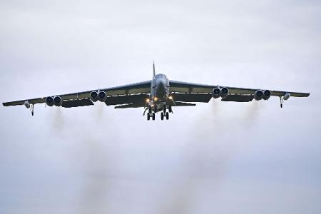 B-52-Bomer stürzt in Kalifornien ab. (Symbolbild)