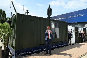 Rheinmetall-Manager Timo Haas bewarb den Abschuss-Container bei der Rüstungsmesse Eurosatory. Auf dem Dach des Containers ist eine Kamikaze-Drohne zu sehen. 