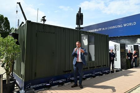 Rheinmetall-Manager Timo Haas bewarb den Abschuss-Container bei der Rüstungsmesse Eurosatory. Auf dem Dach des Containers ist eine Kamikaze-Drohne zu sehen. 