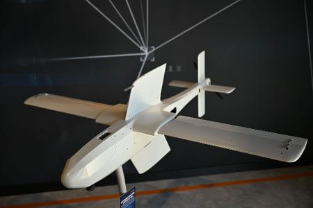 Nachdem sie nach oben katapultiert ist, fährt die Loitering Munition ihre Flügel aus und fliegt bis zu 100 Kilometer weit.