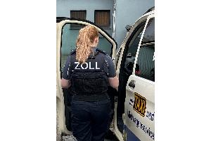 Der Bielefelder Zoll überprüfte zusammen mit anderen Behörden Fahrerinnen und Fahrer an verschiedenen Taxiständen in der Region/Foto: Hauptzollamt Bielefeld