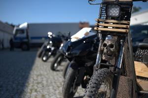 Eine Reihe von bei einer Durchsuchung im August sichergestellten Motorrädern.