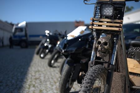 Eine Reihe von bei einer Durchsuchung im August sichergestellten Motorrädern.